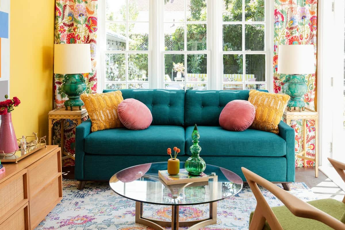 Cum stilizezi o canapea colorata: sfaturi si idei