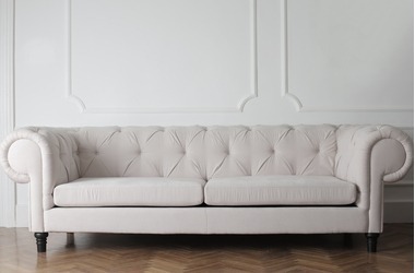 Canapeaua din piele vs. canapeaua din material textil: care este mai bună?